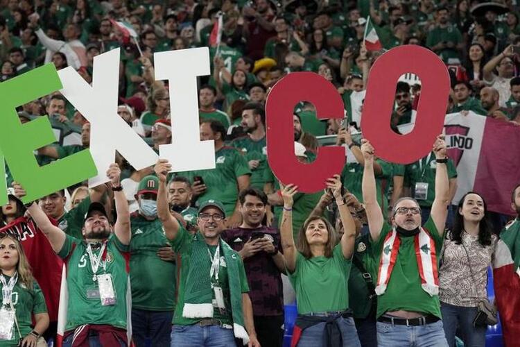 ฟุตบอลโลก 2022: เม็กซิโกตกรอบแต่โปแลนด์ตกรอบใน ‘วันบ้าบอล’